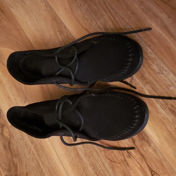 Minnetonka lace up wedge moccasin booties black suede - Picture 2 of 3